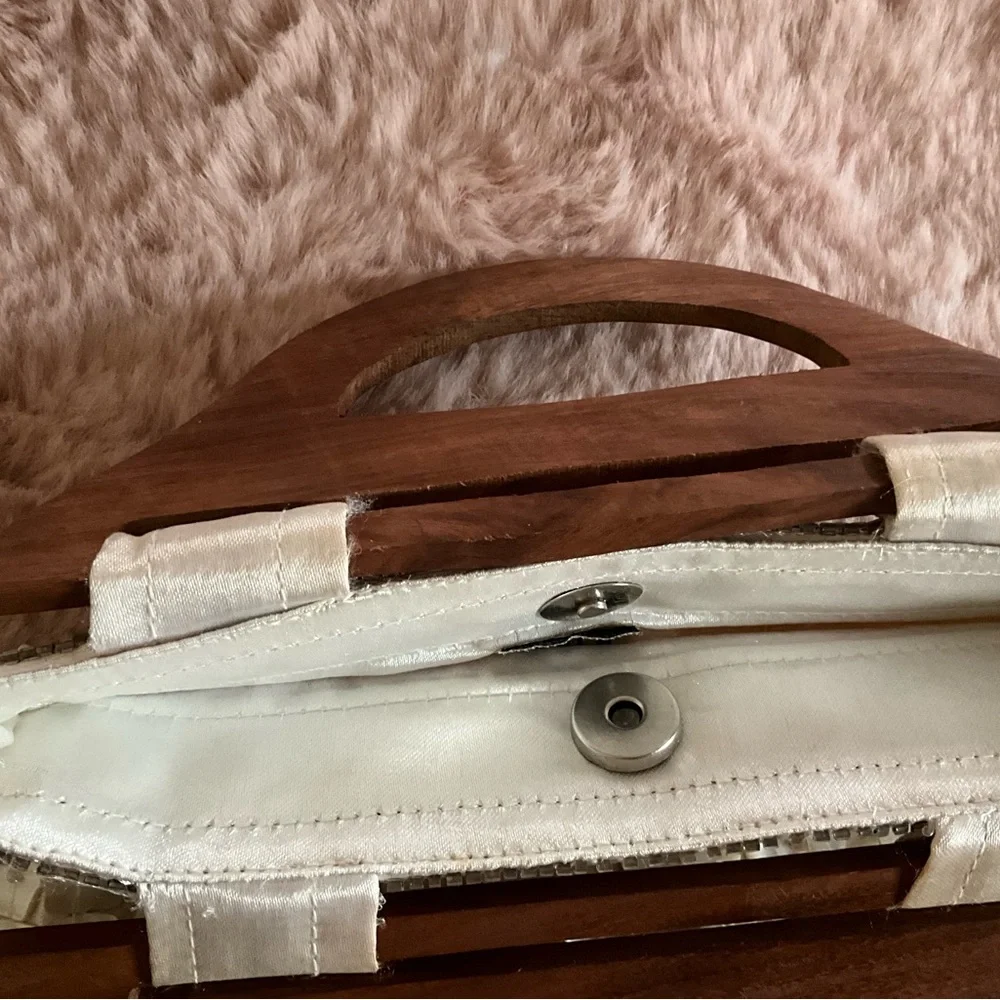 New shell detail purse. - Picture 4 of 4